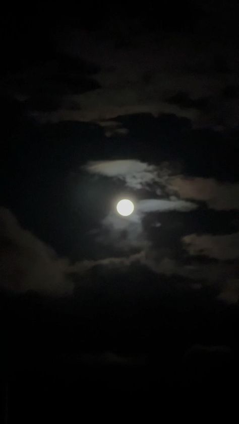 Real Moon Pictures Photography Night, Photography Night Sky, Full Moon Aesthetic, Full Moon Images, Full Moon Pictures, Full Blue Moon, Night Sky Moon, Aesthetic Moon, Night Clouds