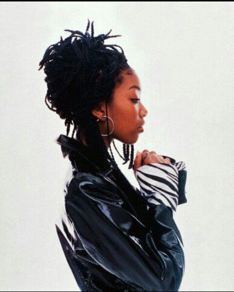 Love this pic of Queen B because her braids kinda look like locs and it's from Seventeen magazine 1996 & I had it hanging on my wall as a kid :) Black Women Celebrities, Brandy Norwood, Rory Culkin, Tamar Braxton, Keyshia Cole, Disney Princesses And Princes, Toni Braxton, Seventeen Magazine, 90s Hairstyles