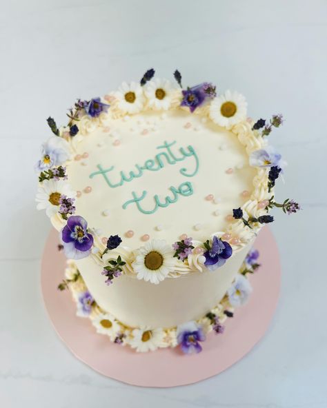 A sweet little celebration cake, with edible flowers. White Cake With Edible Flowers, Edible Flower Cake Decoration, Edible Flowers Cake Decorating, Edible Flower Cake, Cake Decorating Simple, Cake With Edible Flowers, Flowers Cake Decorating, Edible Flowers Cake, Flower Cake Decorations