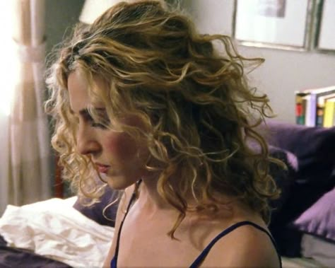 Carrie Bradshaw Hair, Curly Hair Makeup, Hair Inspo Curly, Hair Inspo Long, Curly Hair For Women, Nyc Girl Aesthetic, Amazing Hair Color, Short Stacked Bob Haircuts, Stacked Bob Haircuts