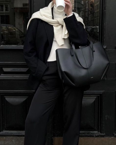 Old Money Bags, Black Bag Outfit, Back To University, Uni Bag, Money Bags, Unique Backpacks, Mode Inspo, Work Attire, Mode Inspiration