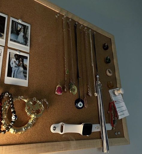 Dorm Room Cork Board, Notice Board Aesthetic, Bulletin Board Ideas Bedroom, Jewlrey Organization Ideas, Cork Board Ideas For Bedroom Aesthetic, Bedroom Bulletin Board, Pin Board Ideas Room Decor, Cork Board Decorating Ideas, Aesthetic Cork Board Ideas