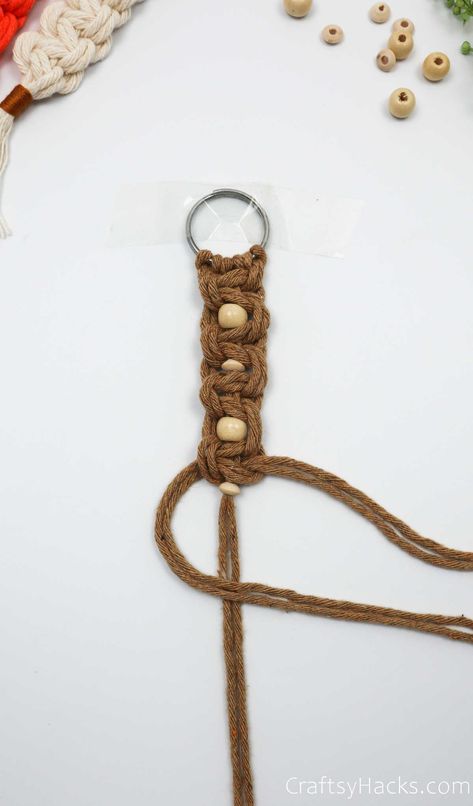 If you are wanting to upgrade your accessories on a low budget look no further than this adorable and easy DIY macrame keychain craft. Try this cool DIY macrame craft and enjoy having more stylish DIY accessories. Square Knot Keychain, Diy Macrame Keychain, Easy Diy Macrame, Knot Keychain, Macrame Accessories, Keychain Craft, Macrame Keychain, Ring Tutorial, Square Knot