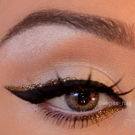 thick black cat eye/winged eye liner with a touch of gold sparkle eye liner on top and bottom. do not like the mascara on the top lashes though.... New Years make up !!! Extreme Make-up, Eyeliner Ideas, Nye Makeup, Gold Eyeliner, Concert Makeup, Eye Glitter, Gold Liner, Inspo Makeup, Beauty Corner