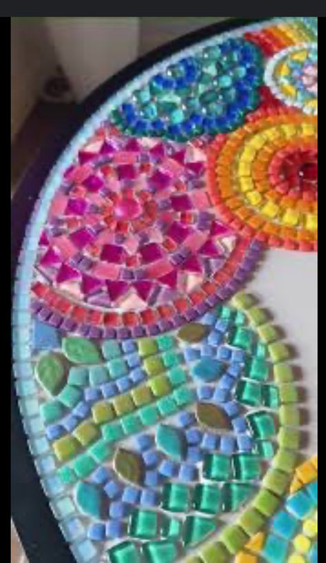 Mosaic Table Diy, Mosaic Tiles Crafts, Mosaic Rocks, Mosaic Table Top, Tile Crafts, Mosaic Ideas, Table Diy, Mosaic Table, Diy Table