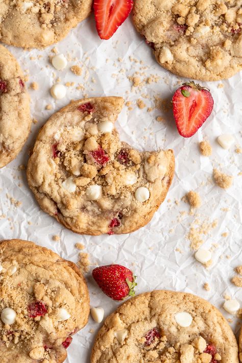 Strawberry Cookie Recipe, Shortcake Cookies, Cookies With White Chocolate, Strawberry Shortcake Cookies, White Chocolate Strawberries, Raspberry Cupcakes, Toffee Cookies, White Chocolate Cookies, Strawberry Cookies