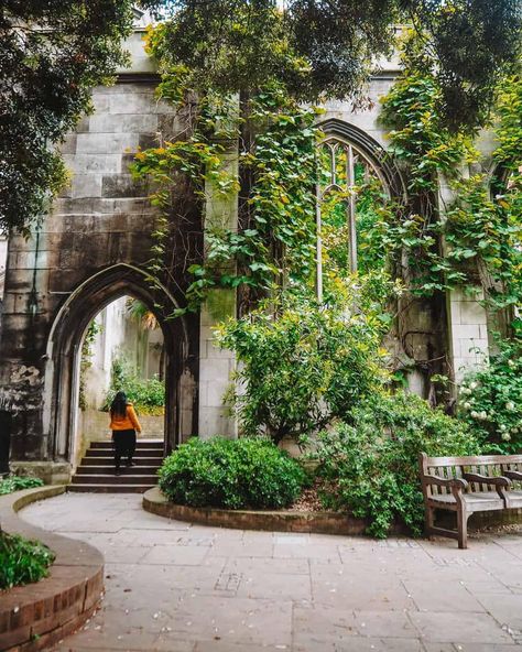 St Dunstan in the East Church Garden St Dunstan In The East, Great Fire Of London, Places Worth Visiting, The Great Fire, Gothic Church, Better Homes And Garden, Things To Do In London, London Bridge, Tower Of London