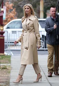 Trench Outfit, Trench Coat Outfit, Beige Trench Coat, Trench Coat Style, Burberry Trench, Beige Outfit, Burberry Trench Coat, Coat Outfit, Classic Trench Coat