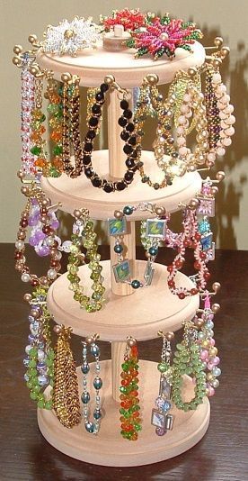 Selling Stand Display Ideas, Bracelet Display Ideas, Jewelry Display Booth, Creative Jewelry Displays, Vasos Vintage, قلادات متدلية, Craft Market Display, Jewelry Storage Diy, Craft Fairs Booth