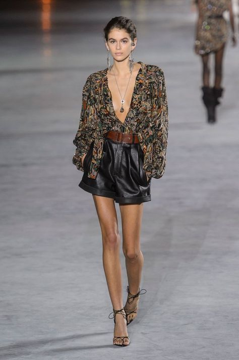 Kaia Walked Down the Saint Laurent Runway in Leather Shorts Leder Shorts Outfit, Leather Shorts Outfit, Saint Laurent Fashion, London Fashion Weeks, Kaia Gerber, Moda Vintage, Mode Inspo, Leather Shorts, Mode Vintage