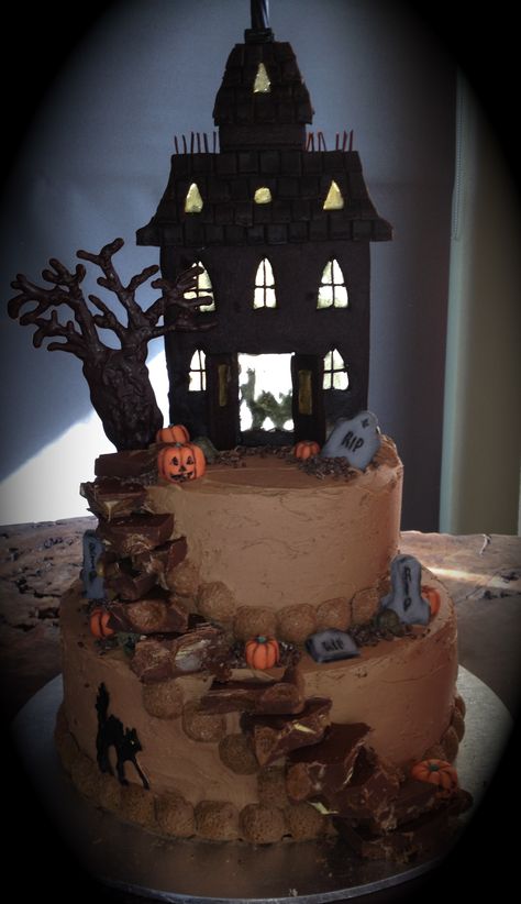 Halloween - Haunted House Haunted House Halloween Cake, Gothic Dinner Party, Haunted Gingerbread House, Haunted House Cake, Halloween Gingerbread House, Spooky Halloween Cakes, Halloween Sweet Treats, Cool Gingerbread Houses, Postres Halloween