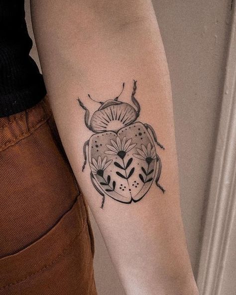 #CoolTattoos #TattooArt #InkMaster #TattooDesigns #InkedUp #TattooLovers #InkInspiration #TattooIdeas #CreativeInk #TattooStyle Animal Tattoos For Women, Ladybug Tattoo, Beetle Tattoo, Lady Bug Tattoo, Insect Tattoo, Bug Tattoo, Muster Tattoos, Výtvarné Reference, Simplistic Tattoos