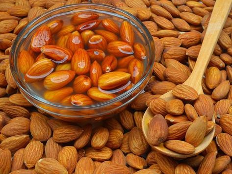 Home Remedies For Burns, Rujuta Diwekar, Health Benefits Of Almonds, Soaked Almonds, Almond Benefits, Fruit Benefits, Dry Fruit, Raw Almonds, Nuts And Seeds