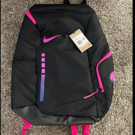 Nike Hoops Elite Bag “Kay Yow” 2023 Kay Yow Nike Elite Bag, Nike Elite Bookbag, Nike Elite Bag, Basketball Essentials, Nike Elite Backpack, Pretty Backpacks, Elite Backpack, Nike Handbags, Casual Sporty Outfits