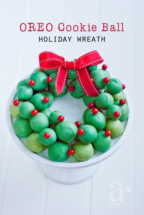 Wreath Recipe, Christmas Party Snacks, Oreo Cookie Balls, Cookie Balls, Cakes Decorating, Holiday Table Centerpieces, Oreo Balls, Ball Wreath, Cookie Ball