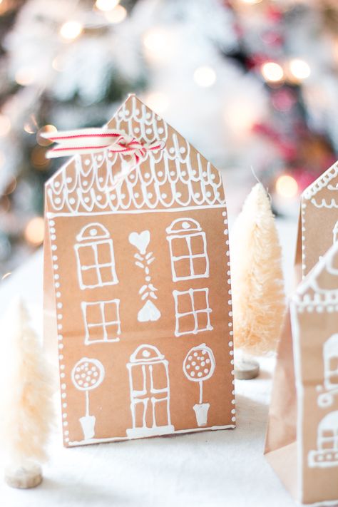 Gingerbread House Paper Bag, Pochette Diy, Ginger Bread House Diy, House Gift Box, Gingerbread Gifts, Paper Bag Gift Wrapping, Paper Bag Crafts, Gingerbread Diy, December Crafts