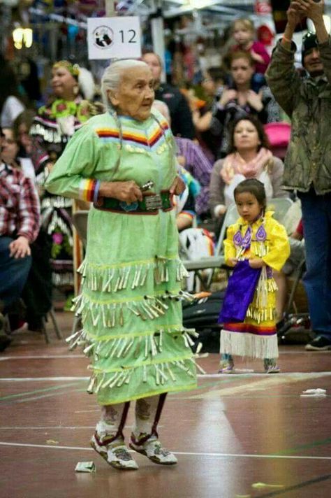 Jingle Dancer, Powwow Dancers, Jingle Dress Dancer, Native American Dance, Jingle Dress, Wow Photo, Native American Regalia, Native American Images, Native American Clothing