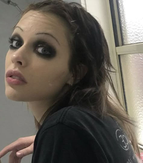 Rockstar Gf Aesthetic Makeup, Look Grunge, Alt Makeup, Alternative Makeup, Edgy Makeup, Rockstar Gf, Grunge Makeup, Make Up Inspo, Grunge Hair