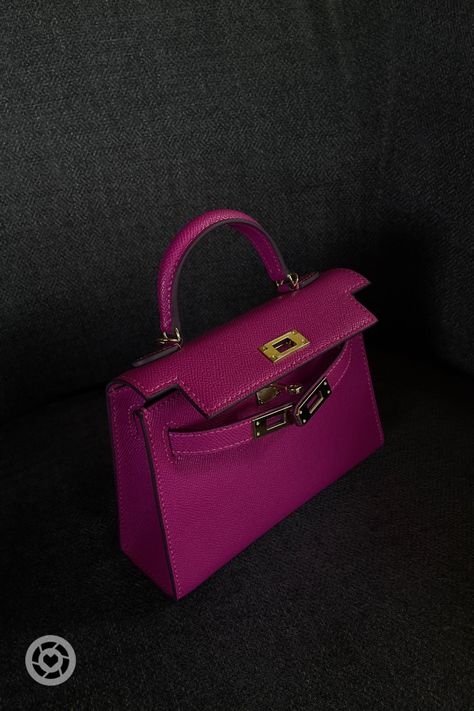 It’s givinv mini Kelly vibes Fuschia handbag, magenta handbag. Magenta Handbag, Mini Kelly, Handbag Outfit, Woman Fashion, Fashion And Style, Style Ideas, Mini Bag, Color Pop, Lily