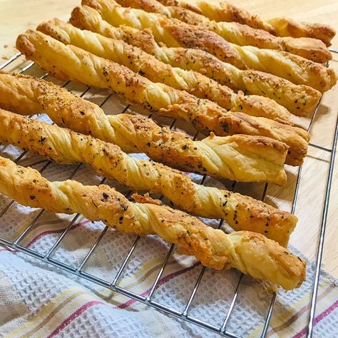 How to Make Cheese Sticks Keto Pinwheels, Fried Mozzarella Sticks, Bread Service, Ww Meal Ideas, Anti Pasta, Recipes Using Puff Pastry, Puff Pastry Treats, Gathering Recipes, Football Game Food