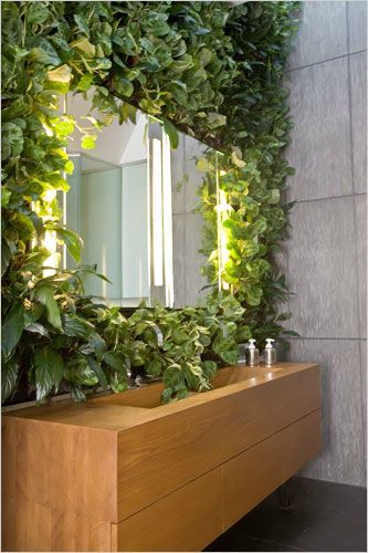 Moldura verde para o espelho do banheiro. Projetado por Joel Sanders Architects, este banheiro é revestido com painéis de plantas modulares.  Fotografia: http://decoholic.org Bathroom With Plants, Wall Climbing Plants, Indoor Vines, Living Bathroom, Artificial Grass Wall, Indoor Plant Wall, Artificial Plant Wall, Green Sink, Garden Vines