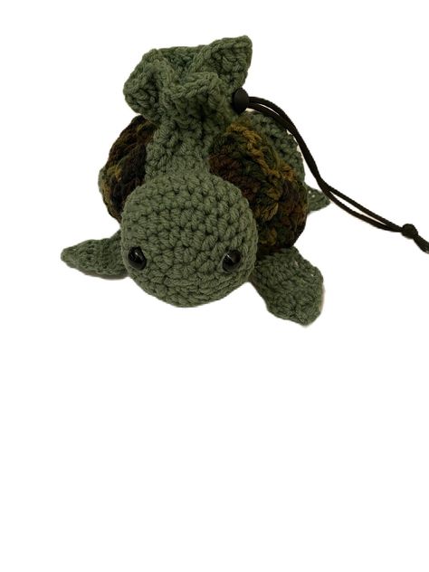 Crochet Dice Pouch, Dnd Crochet, Crochet Dice Bag, Crochet Drawstring Bag, Turtle Drawing, Dice Bags, Pouch Diy, Crochet Turtle, Crochet Idea