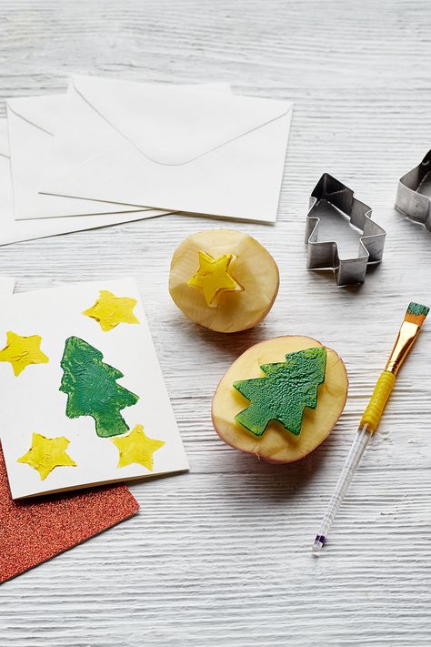 Christmas Potato Stamp, Potato Stamp Christmas, Potato Print Christmas Cards, Diy Christmas Cards Toddler, Potato Printing Kids, Toddler Xmas Crafts, Toddler Christmas Card Ideas, Christmas Card Diy Kids, Xmas Ideas Diy