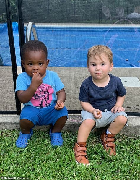 The sweet story of how two toddlers, who melted hearts in a viral video, became best friends | Daily Mail Online Toxic Relatives Videos, Toxic Friendships Videos, Kids Getting Hurt Videos Funny, Poor Children Video, New York Restaurant, Parents Meeting, Old Best Friends, Farm Heroes, Sweet Stories