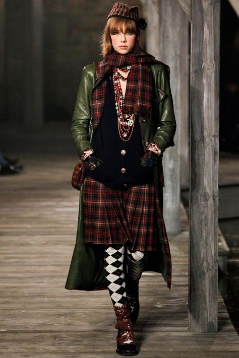 Tartan and tweed set to be BIG trends #Chanel #KarlLagerfeld Scotland Fashion, Edie Campbell, Tartan Fashion, The Cardigans, Poppy Delevingne, Scottish Fashion, Chanel Couture, Chanel Fashion, Kendall Jenner Style