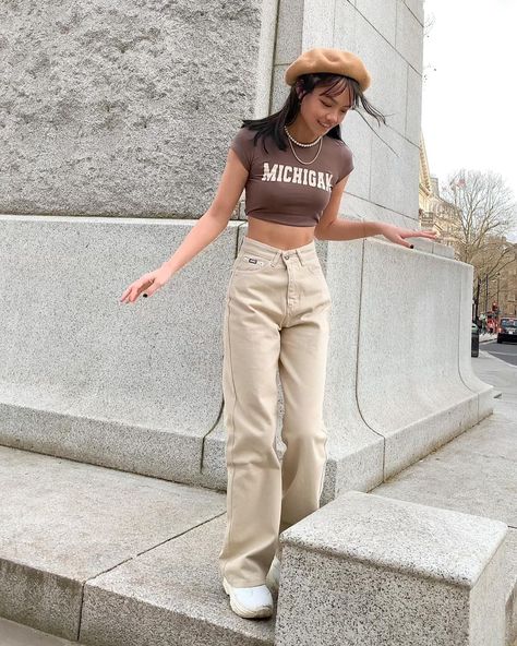 Ideas De Outfits Aesthetic, Beige Jeans Outfit, New Era Outfit, Colored Pants Outfits, Khaki Pants Outfit, Jean Beige, Ideas De Outfits, Outfits Con Jeans, Winter Fashion Outfits Casual