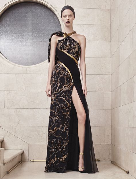 See all the looks from the collection. Gaun Abad Pertengahan, Robes D'occasion, Gaun Fashion, Versace Dress, Versace Couture, Atelier Versace, Donatella Versace, Couture Week, Couture Gowns