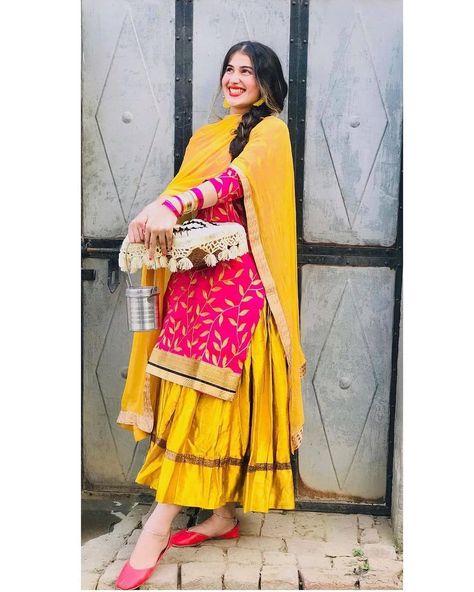 Punjabi Gidda Dress, Jagoo Outfit Punjabi Bride, Designer Suits For Wedding, Beautiful Dpz, Punjabi Culture, Indian Fashion Trends, Pakistani Fashion Casual, Casual College Outfits, Half Saree Designs