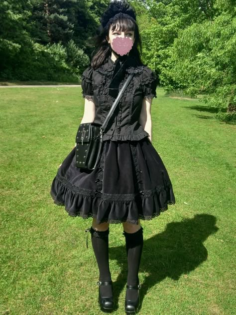 Gothic J Fashion, Goth Doll Outfit, Egl Fashion Gothic, Old School Egl, Japanese Goth Fashion, Goth Lolitas, Maximalist Coquette, Japanese Goth, Japanese Lolita Fashion