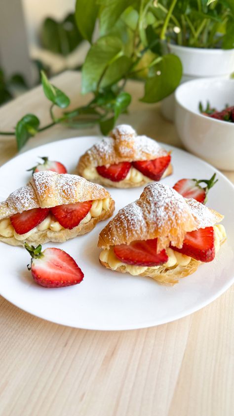 How to Make the EASIEST Strawberry Croissants - Ta-Daa! Strawberry Cheesecake Croissant, Croissants Recipe Stuffed, Strawberry Croissant Recipe, Strawberry Croissants, Croissant Strawberry, Strawberry Croissant, Cream Pan, Tofu Pudding, Steamed Rice Cake