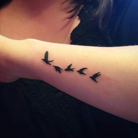 Bird Tattoos Arm, Bird Tattoos For Women, Vogel Tattoo, Bird Tattoo Wrist, Simple Tattoos For Women, Cool Wrist Tattoos, Tattoo Wrist, Bird Tattoos, Tattoo Henna