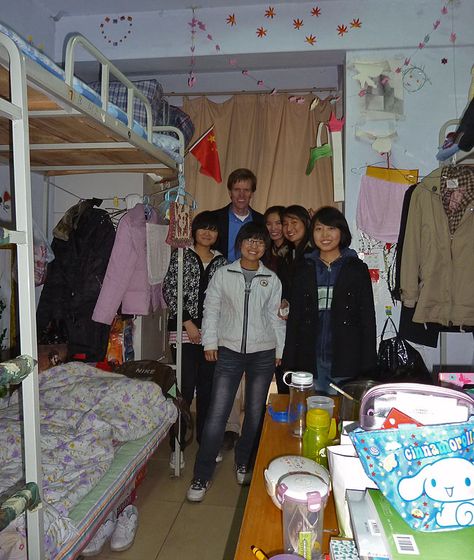 Students complain about college dorm life all over the world, but a visit to a Chinese dormitory will make anyone living in any other dorm feel very fortunate. Description from traveljapanblog.com. I searched for this on bing.com/images Chinese Dorm Room, University Dorms, Student Room, Dorm Life, Zhengzhou, College Dorm, Dorm Room, All Over The World, Dinner Party