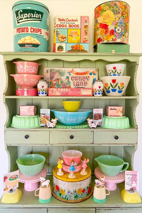 Pyrex Display, Vintage Vignettes, Living Vintage, Kitschy Kitchen, Vintage Display, Vintage Kitsch, Vintage Kitchen Decor, Shelf Styling, Retro Home Decor