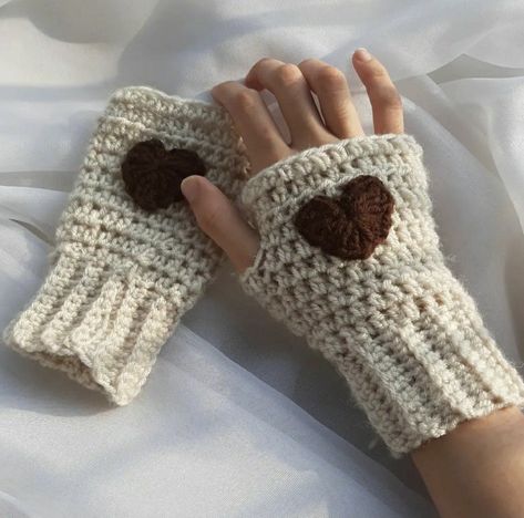 Confection Au Crochet, Mode Crochet, Insta Profile, Kawaii Crochet, Crochet Simple, Crochet Fashion Patterns, Crochet Gloves, Fun Crochet Projects, Crochet Diy