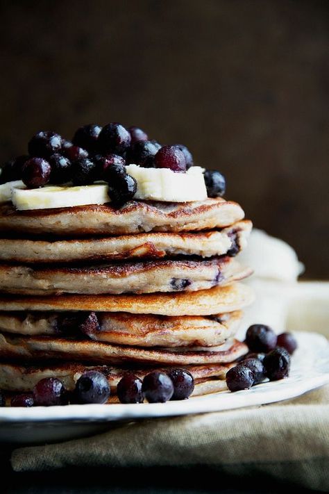 These light and fluffy Blueberry Banana Greek Yogurt Pancakes are sure to keep you satisfied all morning with over 20g of whole food protein! | http://runningwithspoons.com #glutenfree #healthy #breakfast Banana Greek Yogurt, Lemon Blueberry Pancakes, Blueberry Buttermilk Pancakes, Greek Yogurt Pancakes, Yogurt Pancakes, Healthy Pancake Recipes, Vegan Blueberry, Clean Eating Dinner, Blueberry Pancakes