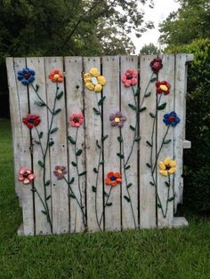 Diy Backyard Decor, Backyard Decor Ideas, Yard Art Crafts, Garden Fence Art, Fence Art, Outdoor Crafts, Garden Crafts Diy, Fence Decor, Back Yard Ideas