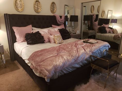 Rose Gold And Black Room Ideas, Black Pink And White Bedroom Ideas, Pink Bedding Black Bedframe, Black White Rose Gold Bedroom, Black Bedroom Furniture With Pink Accents, Black Bed Frame With Pink Bedding, Rose Gold And Black Room Decor, Black Silver Pink Bedroom, Black Bed With Pink Bedding