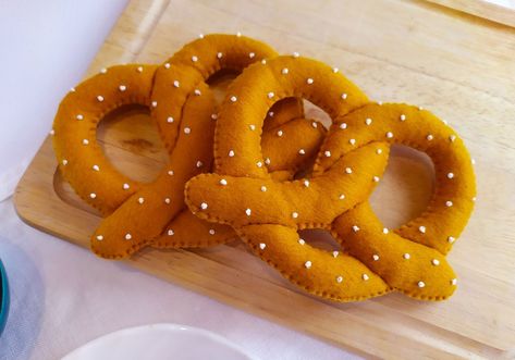 Felt Pretzel, Pretzel Shape, Felt Food Diy, Food Christmas, Food Toys, Felt Food, Food Diy, Felt Toys, Christmas Toys