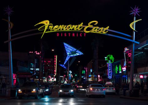 5 Locals-Friendly Hangouts in Las Vegas - SpareFoot Moving Guides Casino Reference, 60s People, Moving Guide, Moving To Las Vegas, Vegas Theme, Place To Live, Open Minded, Rock Climbing, International Airport