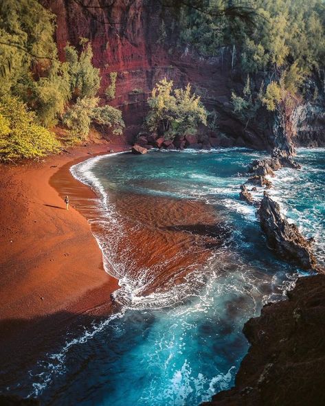 Big Sur Coastline, Red Sand Beach, Red Sand, Earth Pictures, Unique Beach, Sunset Nature, Hawaii Beaches, Maui Hawaii, Beach Aesthetic