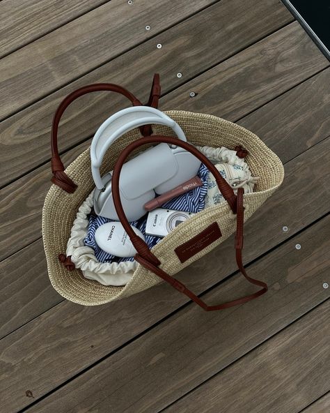 summer bag perfection 🤎🧺🤌🏼 @sezane French Basket Bag, French Basket, French Baskets, Summer Inspo, Summer Bag, Instagram Summer, Basket Bag, On Instagram, Instagram