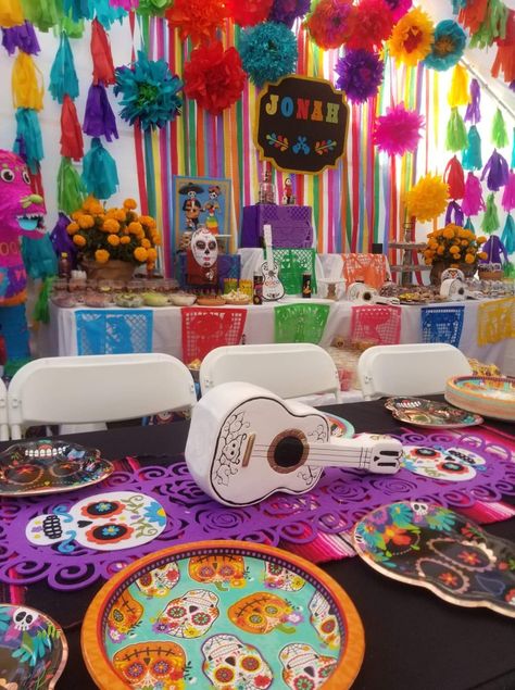 Coco Party Decorations, Party In Mexico, Dia De Los Muertos Party Ideas, Fiesta Themed Party, Kids Halloween Party Decorations, Dia De Los Muertos Decorations Ideas, Mexican Birthday Parties, Mexican Day Of The Dead, Day Of The Dead Party