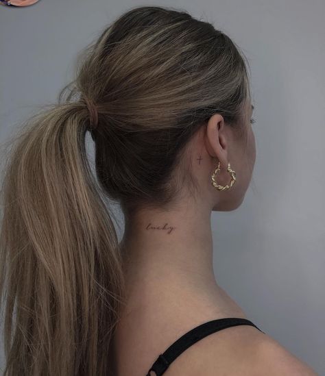 Eat Tattoo, Tattoo Ear, Tattoo Easy, Watercolor Tattoo Ideas, Easy Tattoo, Small Neck Tattoos, Girl Neck Tattoos, Letter Tattoo, Ear Tattoo Ideas