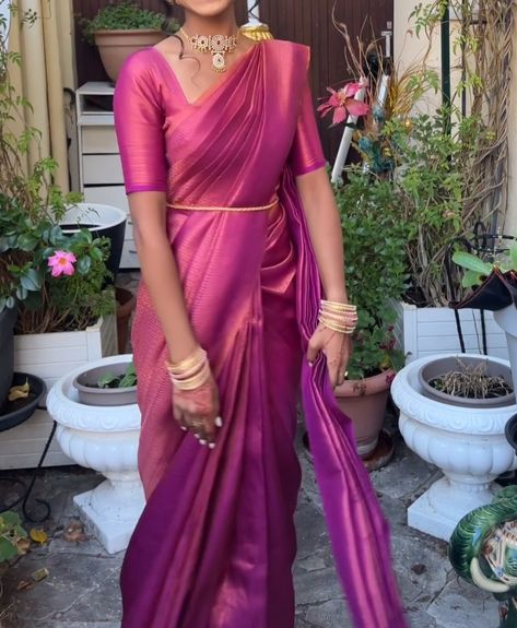 South Indian Sari Look, Saree Styles South Indian, Saree Tamil Style, Blouse Designs For South Indian Saree, Pattu Saree To Lehenga Convert, Bollywood Indian Outfits, South Indian Fashion Saree, Tamil Wedding Guest Outfit, South Indian Saree Aesthetic