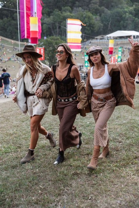 Festival Outfit 30 Year Old, 90s Music Festival Outfits, Rainy Festival Outfit Summer, English Festival Outfit, Glastonbury Outfit Ideas, Glastonbury 2024 Outfits, Cool Coachella Outfits, Comfy Festival Outfit Summer, Festival Outfit Glastonbury