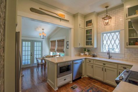 A kitchen wall is removed, and almost everything is replaced with vintage-looking finishes. Hgtv Paint Colors, Hgtv Living Room, Home Town Hgtv, Hgtv Kitchens, Erin Napier, Chip And Jo, Craftsman Cottage, Home Town, Kitchen Pictures